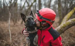 malinois mentőkutya a gazdájával